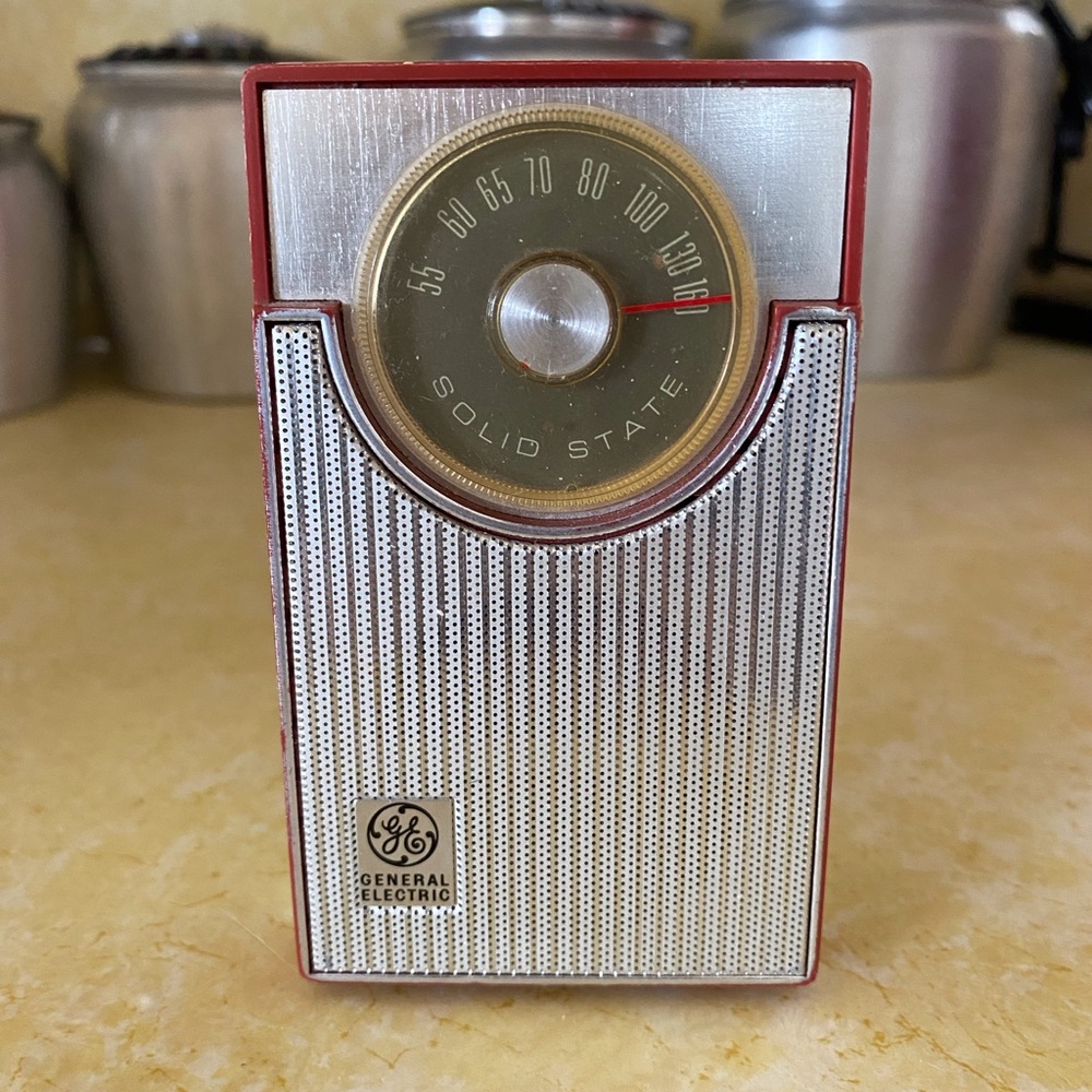 Vintage GE Transistor Radio